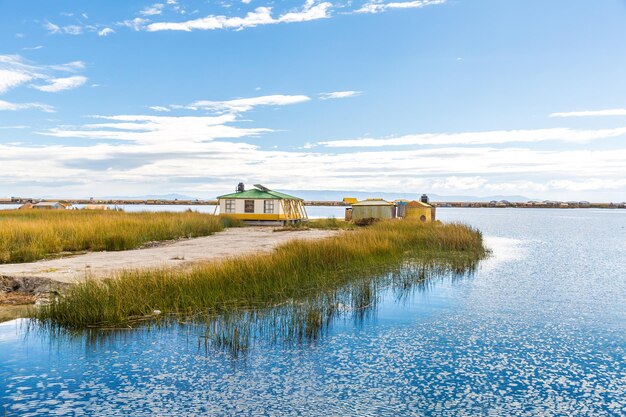 Îles flottantes sur le lac Titicaca Puno Pérou Amérique du Sud maison de chaume racine dense que les plantes s'entrelacent forment une couche naturelle appelée Khili d'environ un à deux mètres d'épaisseur qui supporte les îles