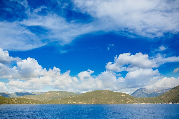 Îles en Grèce par une journée ensoleillée avec un ciel bleu