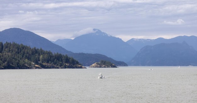 Îles de Howe Sound et fond de paysage de montagne canadien