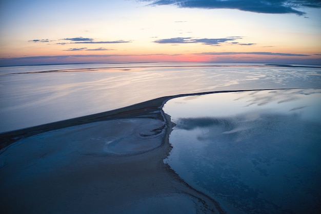 Îles inhabituelles sur un lac brillant et vue de dessus