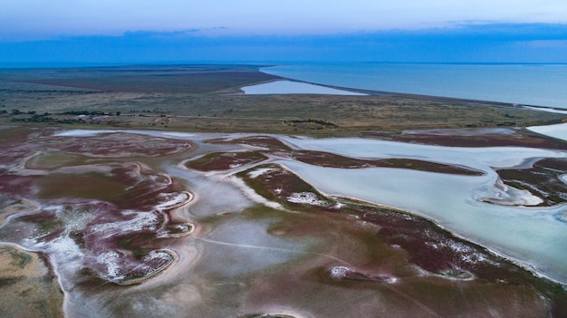 Îles inhabituelles sur le lac Sivash, vue de dessus, caméra drone