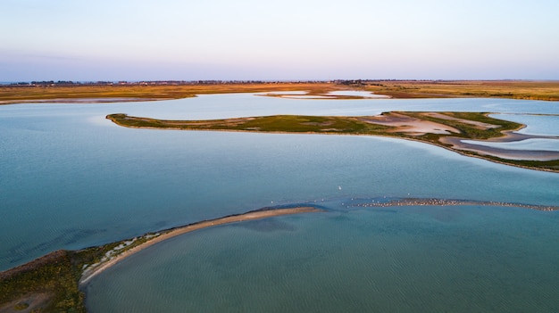 Îles inhabituelles sur le lac Sivash, vue de dessus, caméra drone