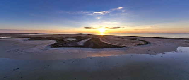 Îles inhabituelles sur le lac Sivash et vue de dessus