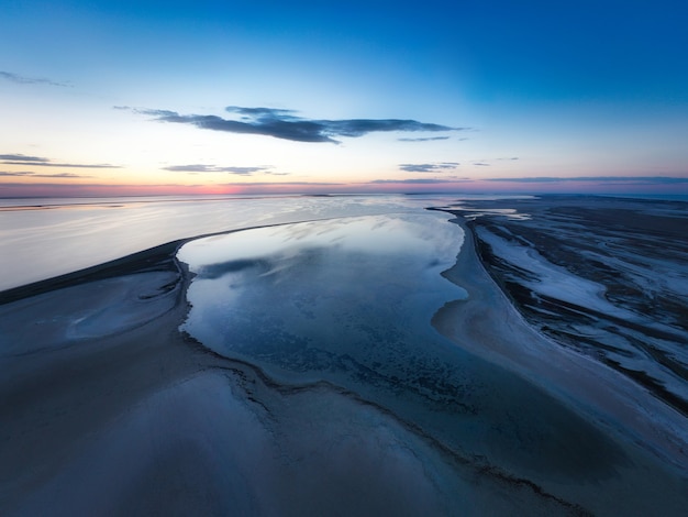 Îles insolites sur un lac brillant et coucher de soleil coloré