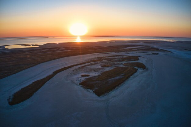 Îles insolites sur un lac brillant et coucher de soleil coloré