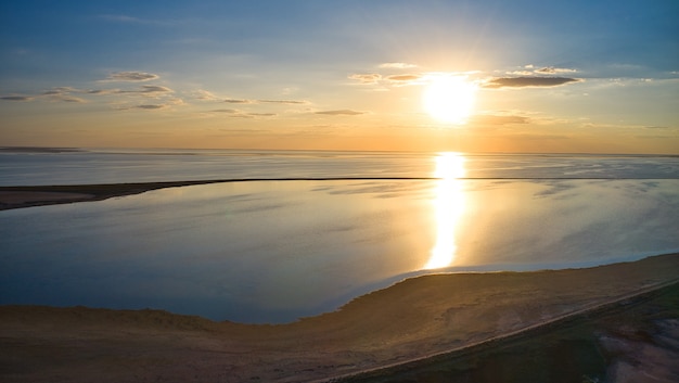 Îles insolites sur un lac brillant, vue aérienne