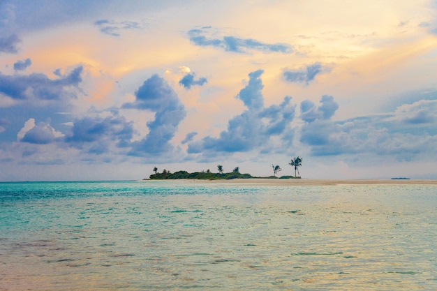 Îles Maldives Sable Plage Coucher Soleil Ciel Nuageux Vue