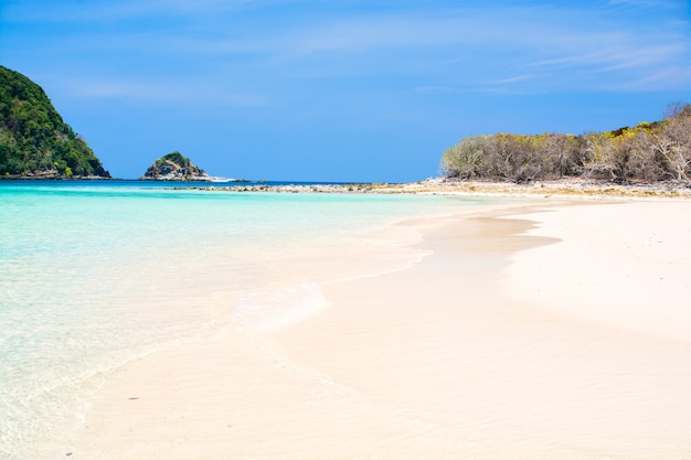 Îles et plage en mer d'Andaman, Thaïlande