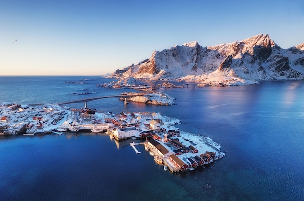 Îles Reine Lofoten Norvège Paysage aérien avec montagnes, îles et océan Paysage naturel depuis l'air Image de voyage en Norvège