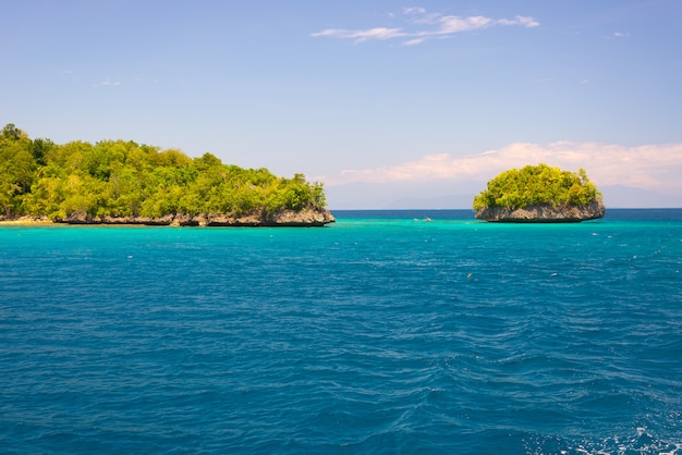 Îles Togean côte avec jungle verte luxuriante dans la mer turquoise, Sulawesi, Indonésie.