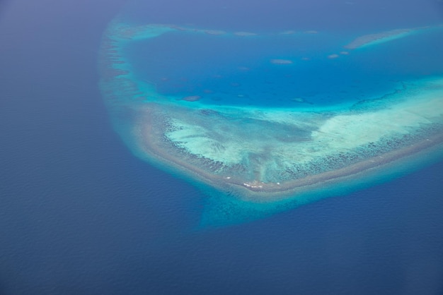 Îles tropicales et atolls aux Maldives depuis une vue aérienne. Destination de voyage célèbre et vacances de luxe