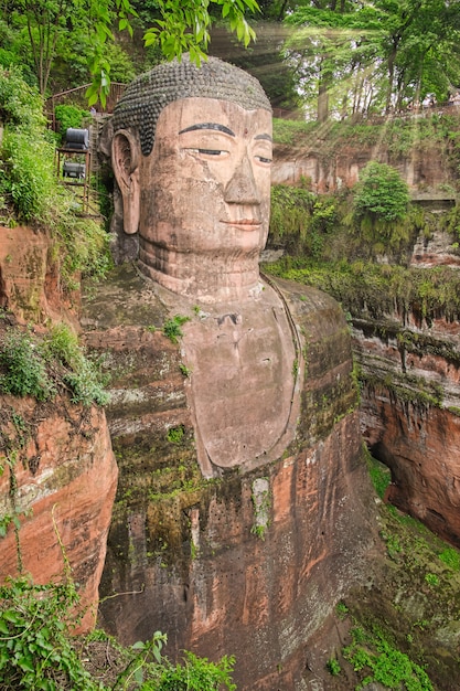 Photo leshan giant buddha est une statue de pierre haute de 71 mètres.