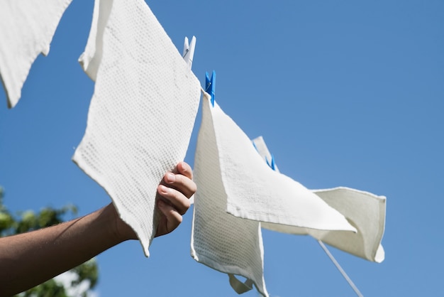 Photo lessive blanche suspendue à une ficelle à l'extérieur