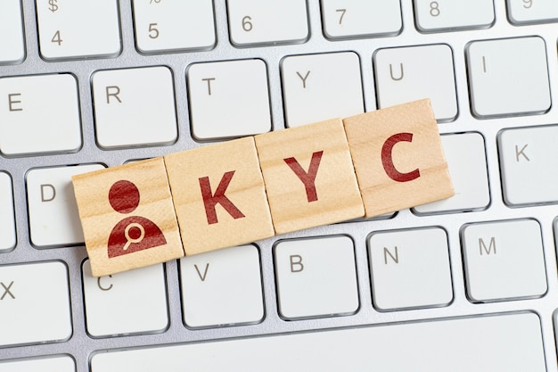 Lettrage KYC avec persona abstraite sur le clavier.