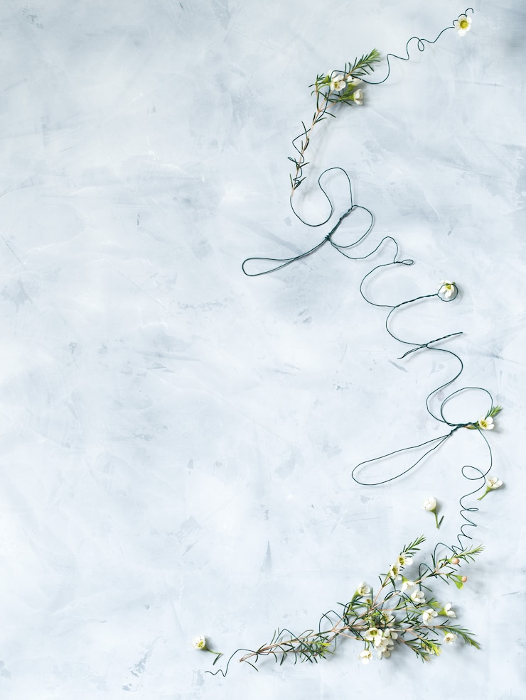 Photo lettrage de printemps avec des fleurs blanches sur fond gris