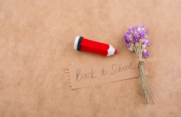 Lettrage de retour à l'école avec bouquet de fleurs