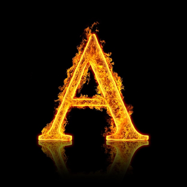 Lettre de l'alphabet de feu A isolée sur fond noir.