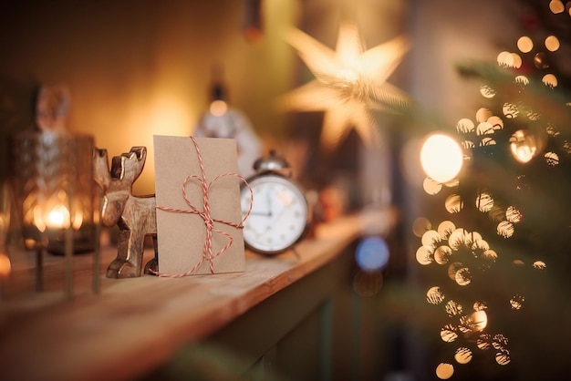 Photo lettre au père noël laissée sur la table à côté du réveil noël décoration concept de noël