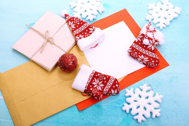 Lettre au Père Noël sur table en bois close-up