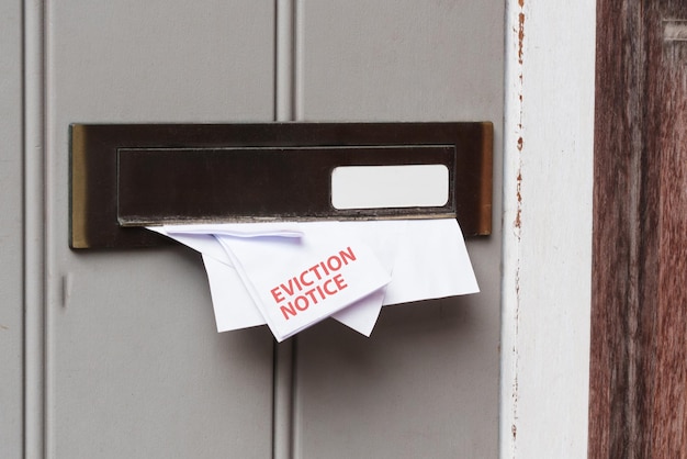 Lettre d'avis d'expulsion dans la fente du courrier