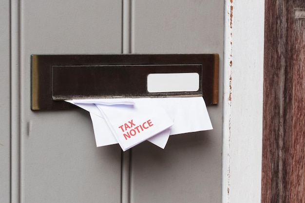 Lettre d'avis d'impôt dans la boîte aux lettres