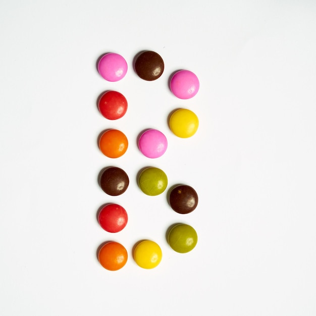 Lettre B de bonbons colorés sucrés, alphabet isolé sur fond blanc. B