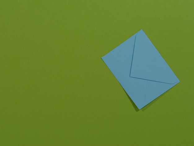 Lettre bleue sur fond vert