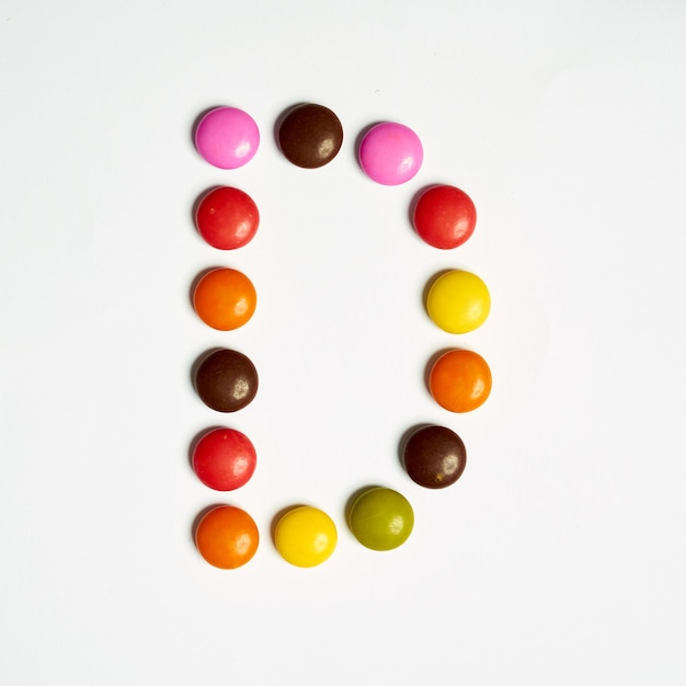 Lettre D de bonbons colorés sucrés, alphabet isolé sur fond blanc. RÉ.