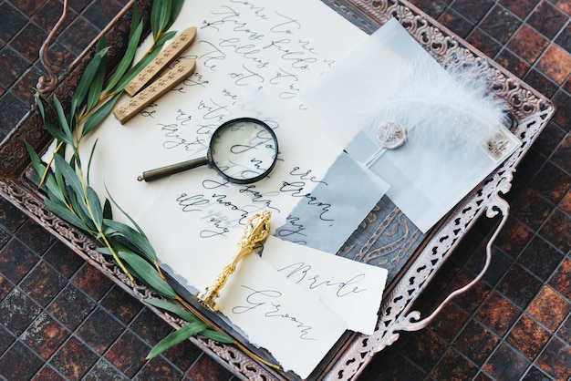 Lettre calligraphique avec une loupe