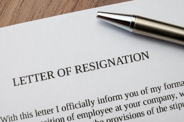 Photo la lettre de démission de l'employé et le stylo à côté