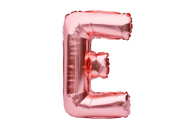 Lettre E en ballon gonflable à l'hélium rose doré isolé sur blanc. Police de ballon feuille d'or rose partie de l'ensemble de l'alphabet complet de lettres majuscules.