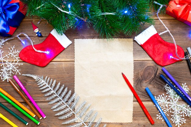 Lettre Des Enfants Au Père Noël. Petite Fille écrit Une Lettre Avec Des Feutres Multicolores Sur Une Table En Bois