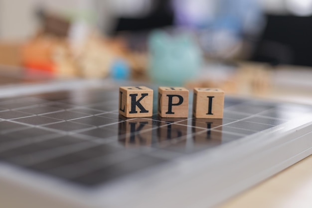 Lettre KPI sur des cubes de bloc sur une table en bois Concept d'objectif commercial d'indicateur de performance clé