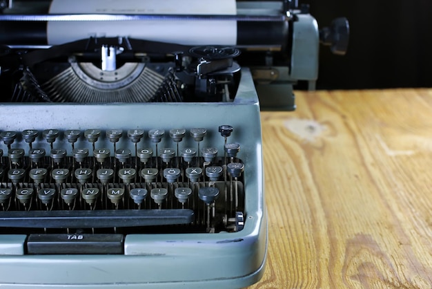 Lettre de machine à écrire grise rétro