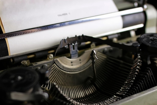 Lettre de machine à écrire grise rétro