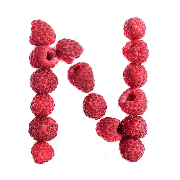 La lettre N de l'alphabet anglais des framboises mûres rouges