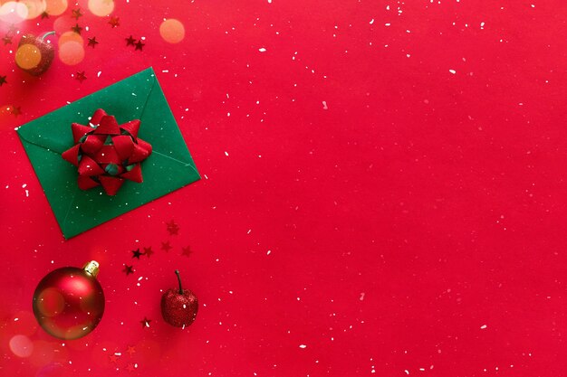 Lettre De Noël Avec Des Branches D'arbres De Noël, Des Boules, Des Décorations De Paillettes Sur Une Surface Rouge. Mise à Plat, Bannière, Espace Copie