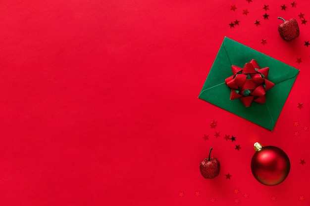 Lettre de Noël avec carte de voeux et félicitations, branches d'arbres de Noël, boules, paillettes