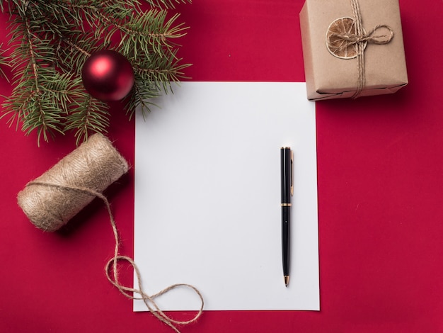Lettre de Noël sur fond rouge.
