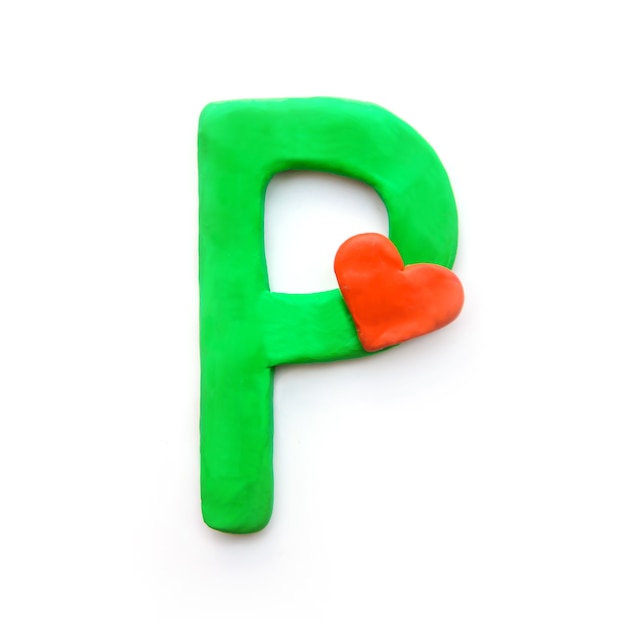 Photo lettre de pâte à modeler verte p alphabet anglais avec coeur rouge qui signifie amour