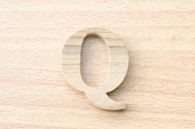 Photo lettre q-alphabet en bois véritable.
