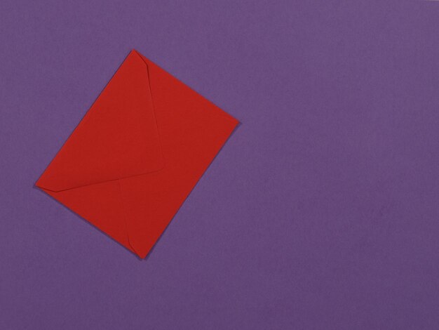 Lettre rouge sur fond violet