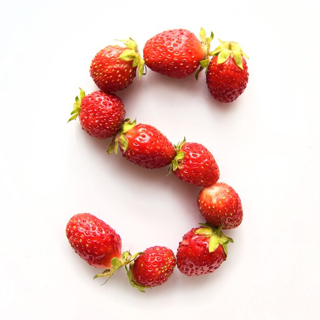 Lettre S de l'alphabet anglais de fraises fraîches rouges sur fond blanc