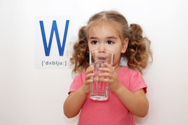 Lettre "W" comme eau. Mignon, petite fille, eau potable