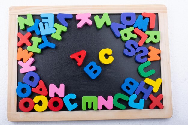 Lettres ABC colorées de l'alphabet en bois