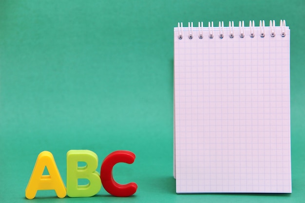 Lettres de l'alphabet anglais ABC à côté du bloc-notes