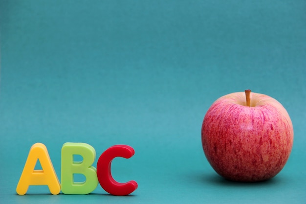 Lettres de l'alphabet anglais ABC à côté de la pomme.