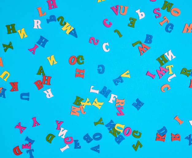 Photo lettres de l'alphabet anglais multicolores sur un bleu