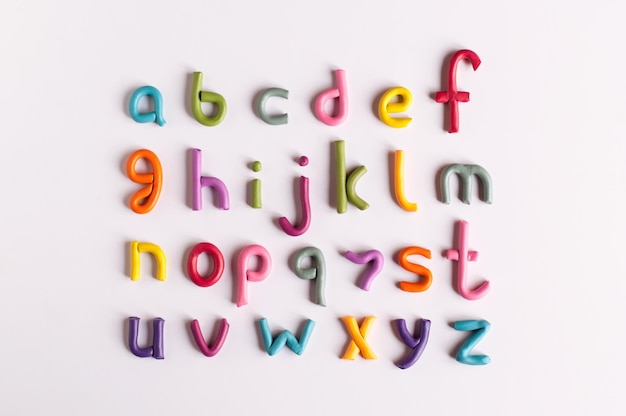 Photo lettres de l'alphabet anglais en pâte à modeler multicolore sur fond blanc