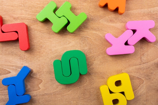 Lettres de l'alphabet en bois AB et C pour le concept d'apprentissage